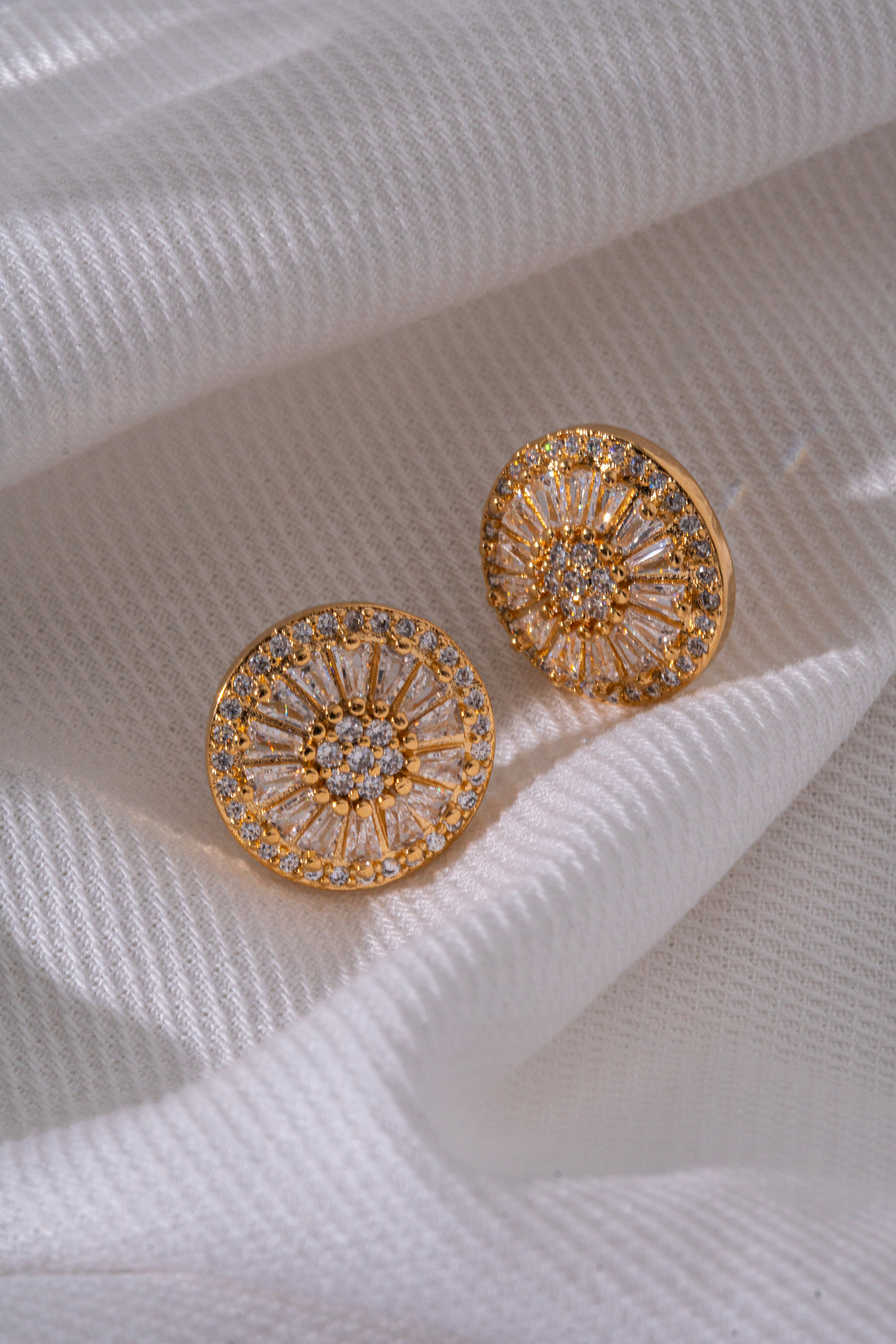 BRINCO PIZZA CRAVEJADO CRISTAL DOURADO