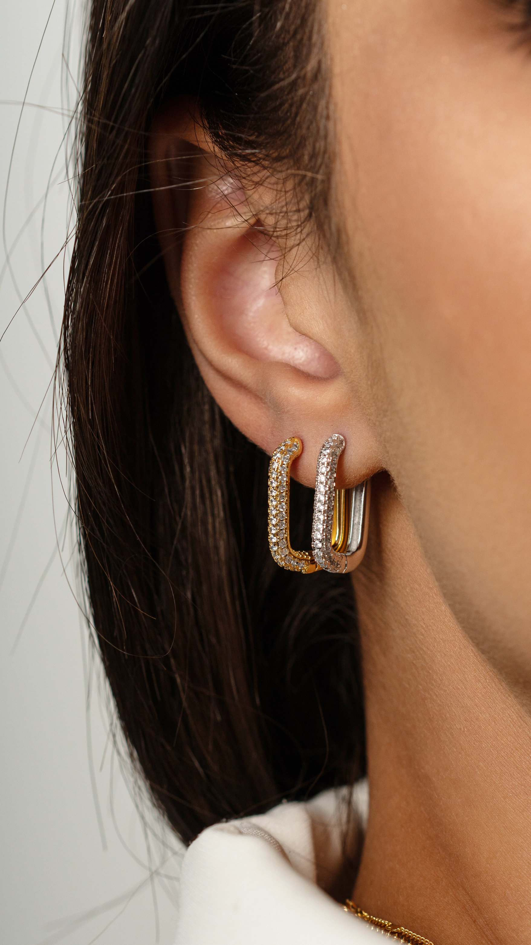 BRINCO ARGOLA MICRO ZIRCONIA BRANCO