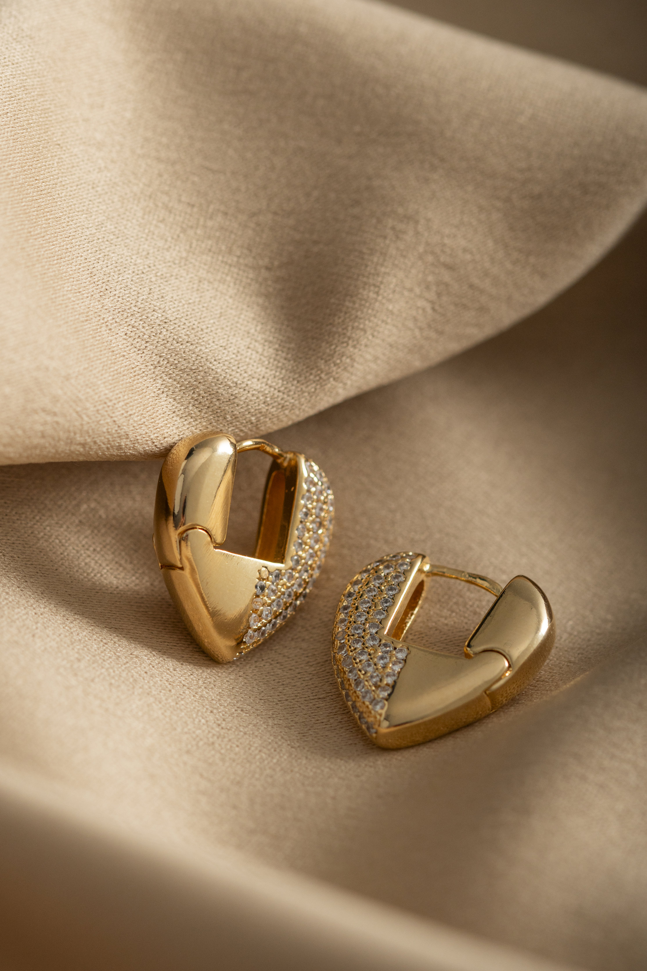 BRINCO ARGOLA MICRO ZIRCONIA DOURADO