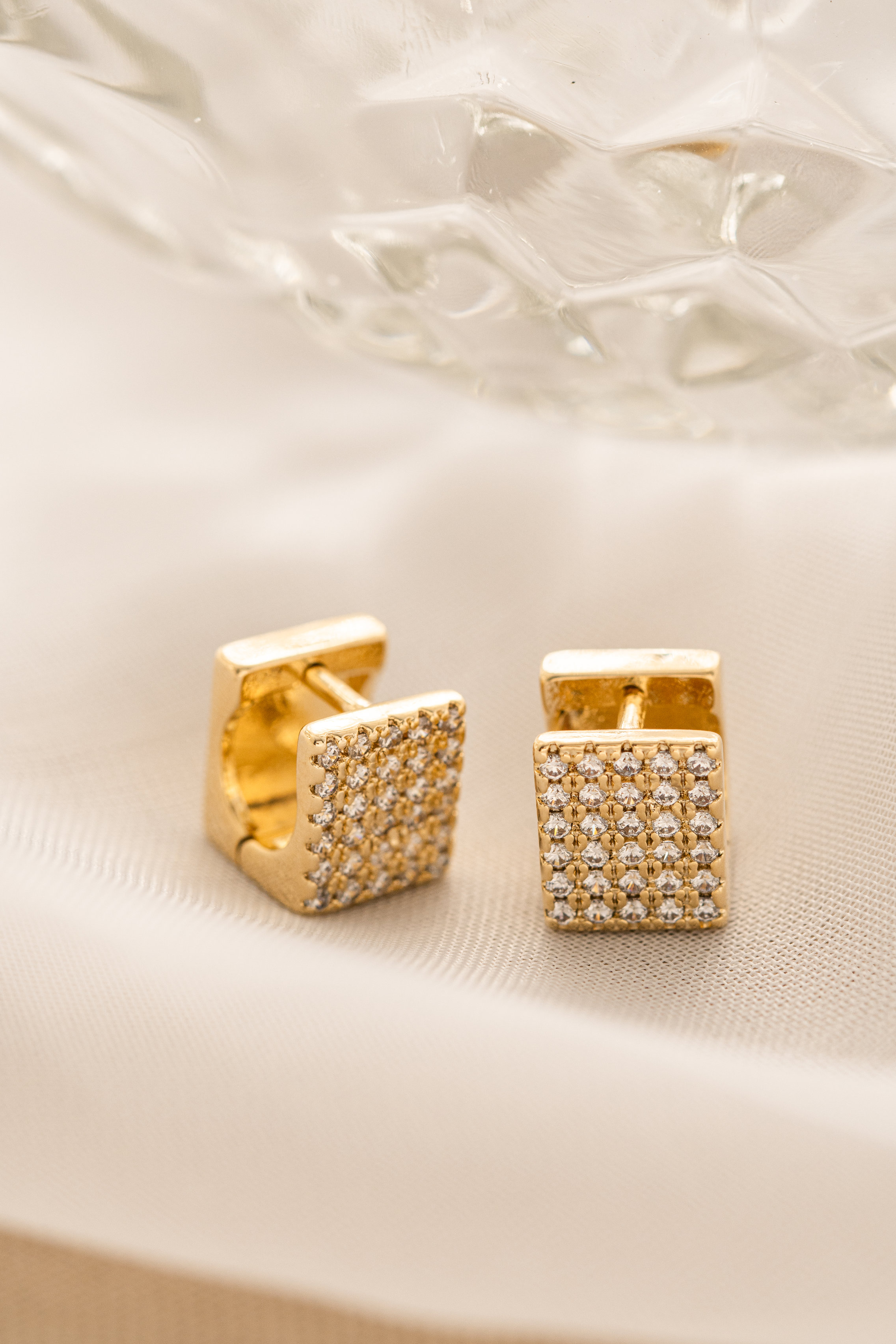 BRINCO ARGOLA MICRO ZIRCONIA DOURADO