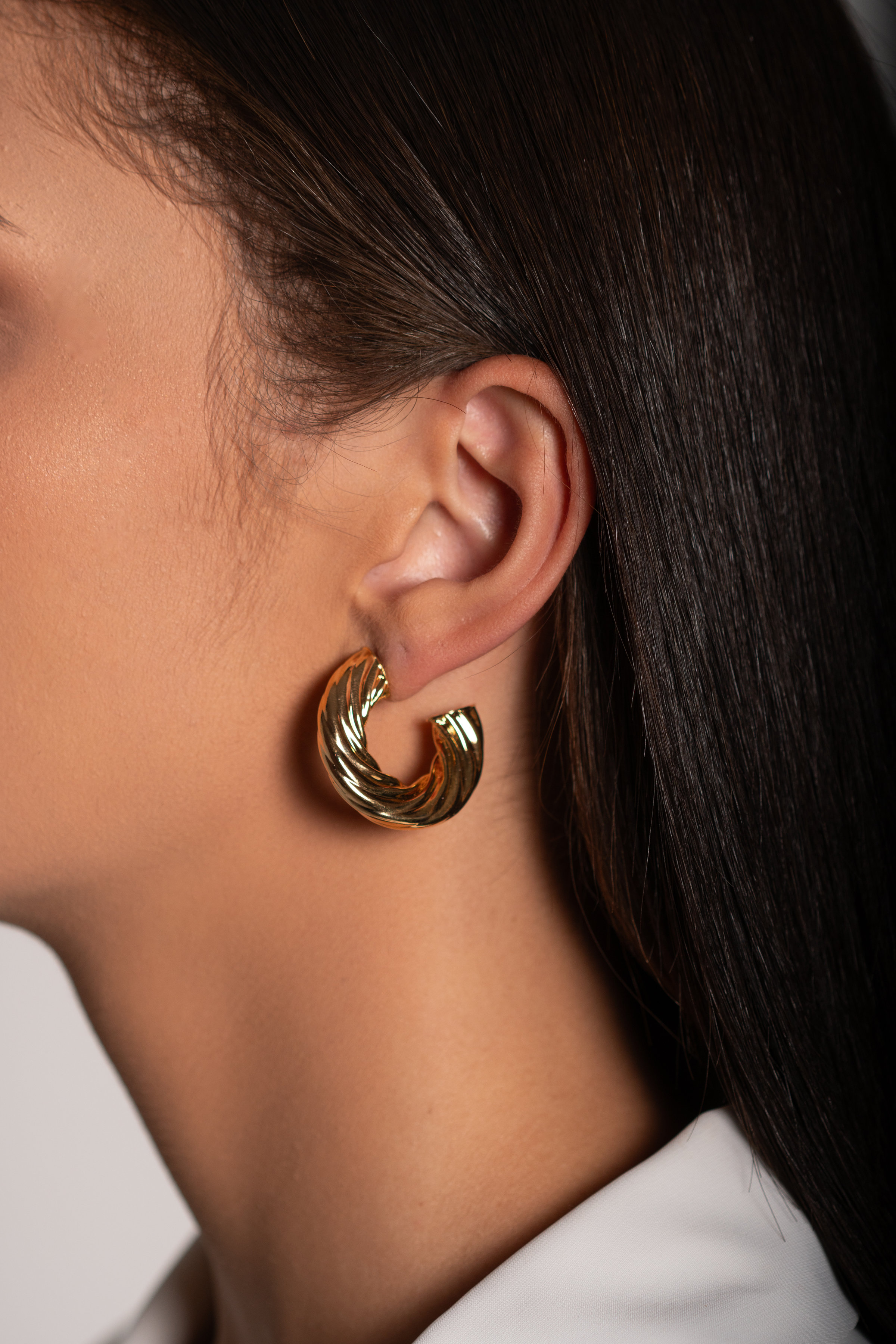 BRINCO ARGOLA TORCIDO LISO DOURADO