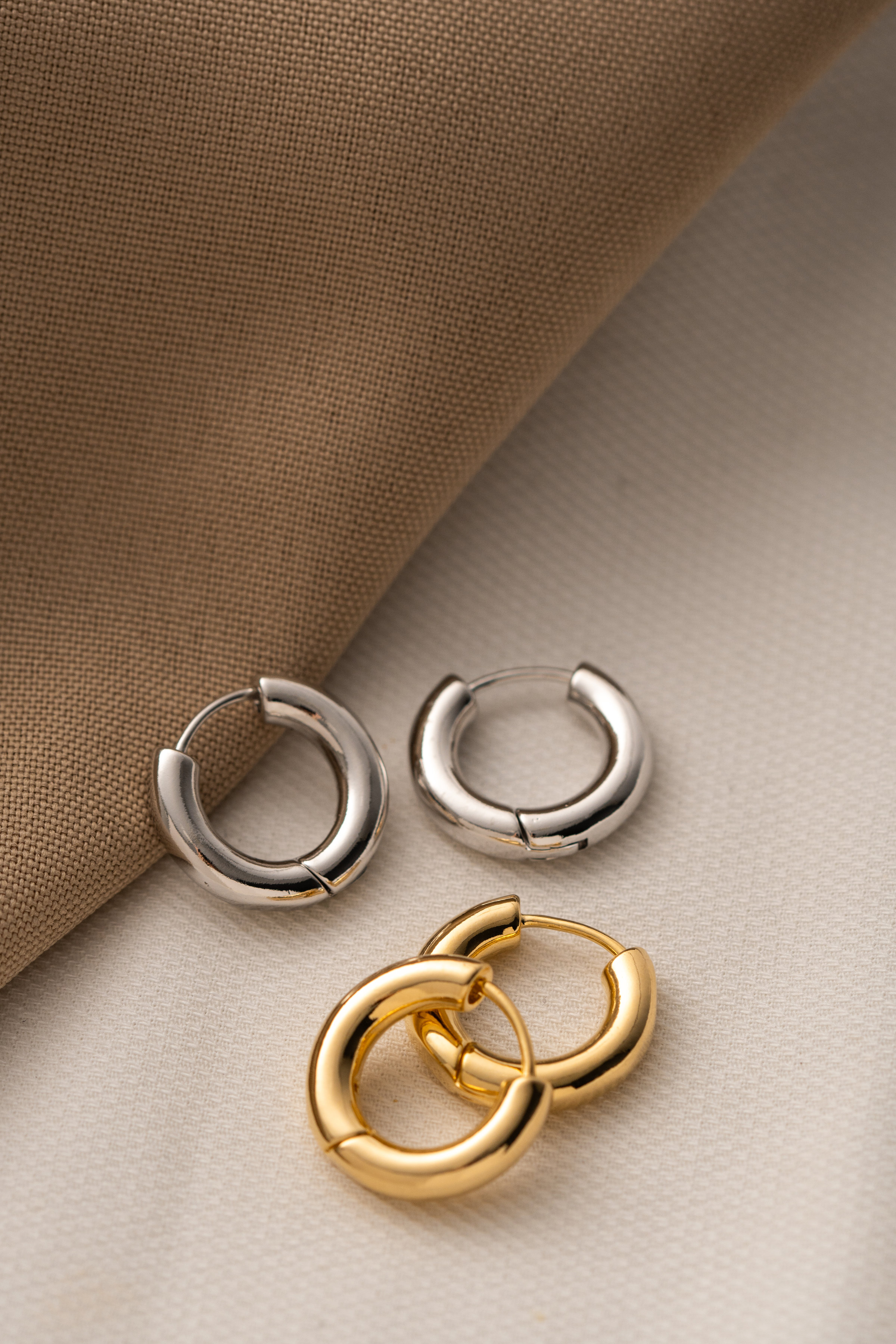 BRINCO ARGOLA TUBO LISA DOURADO