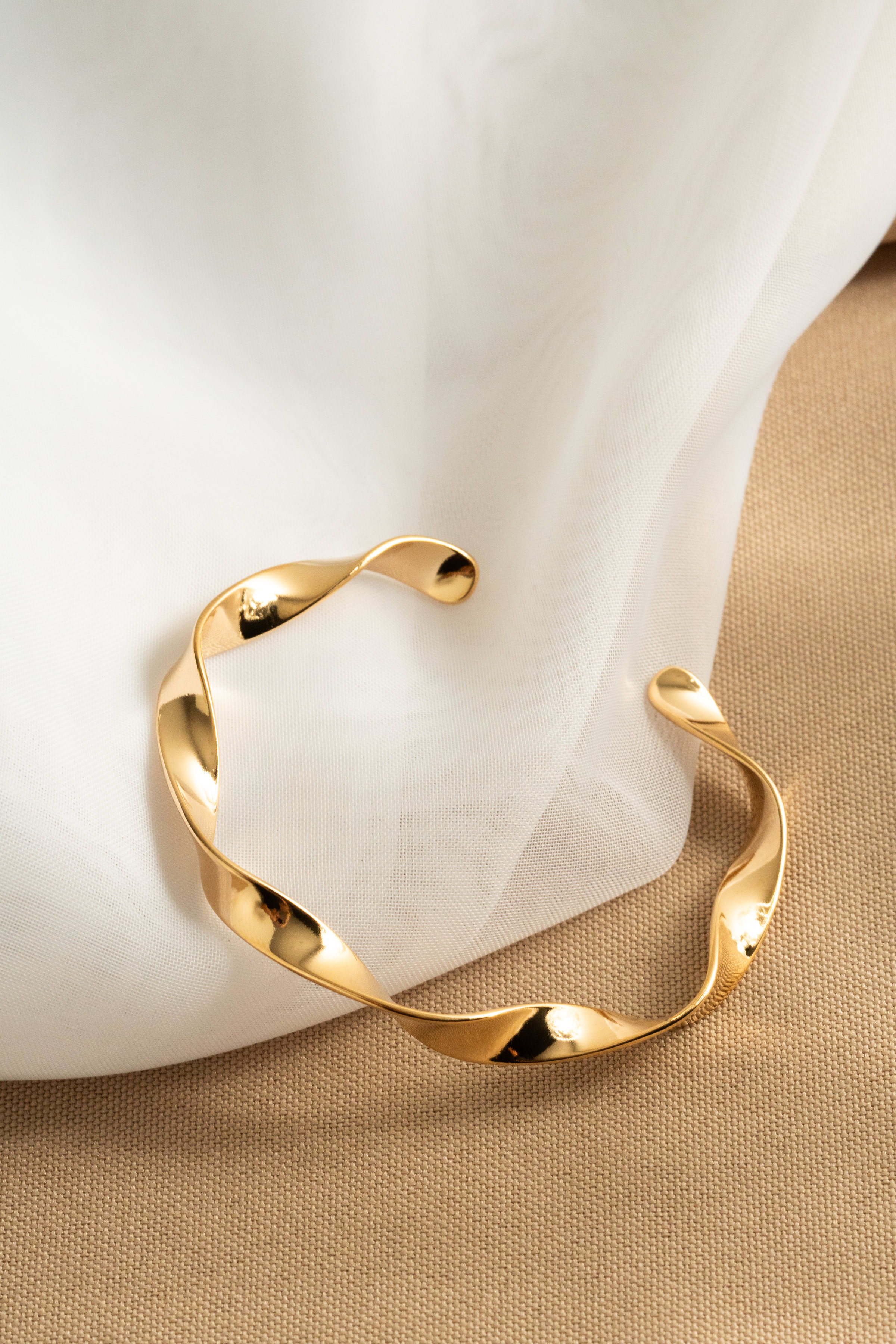 BRACELETE TORCIDO LISO DOURADO