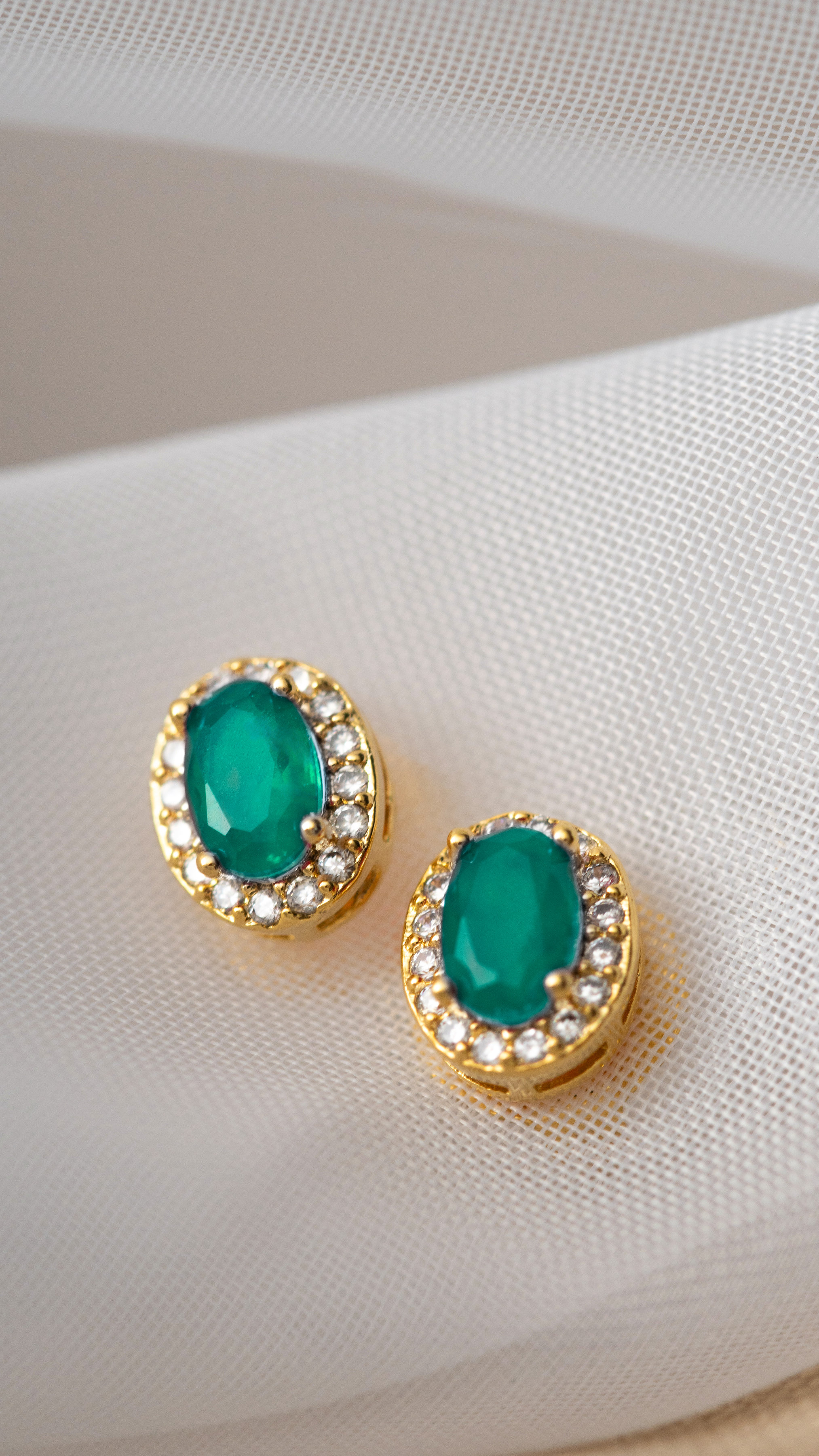 BRINCO OVAL CRAVEJADO DOURADO TURMALINA