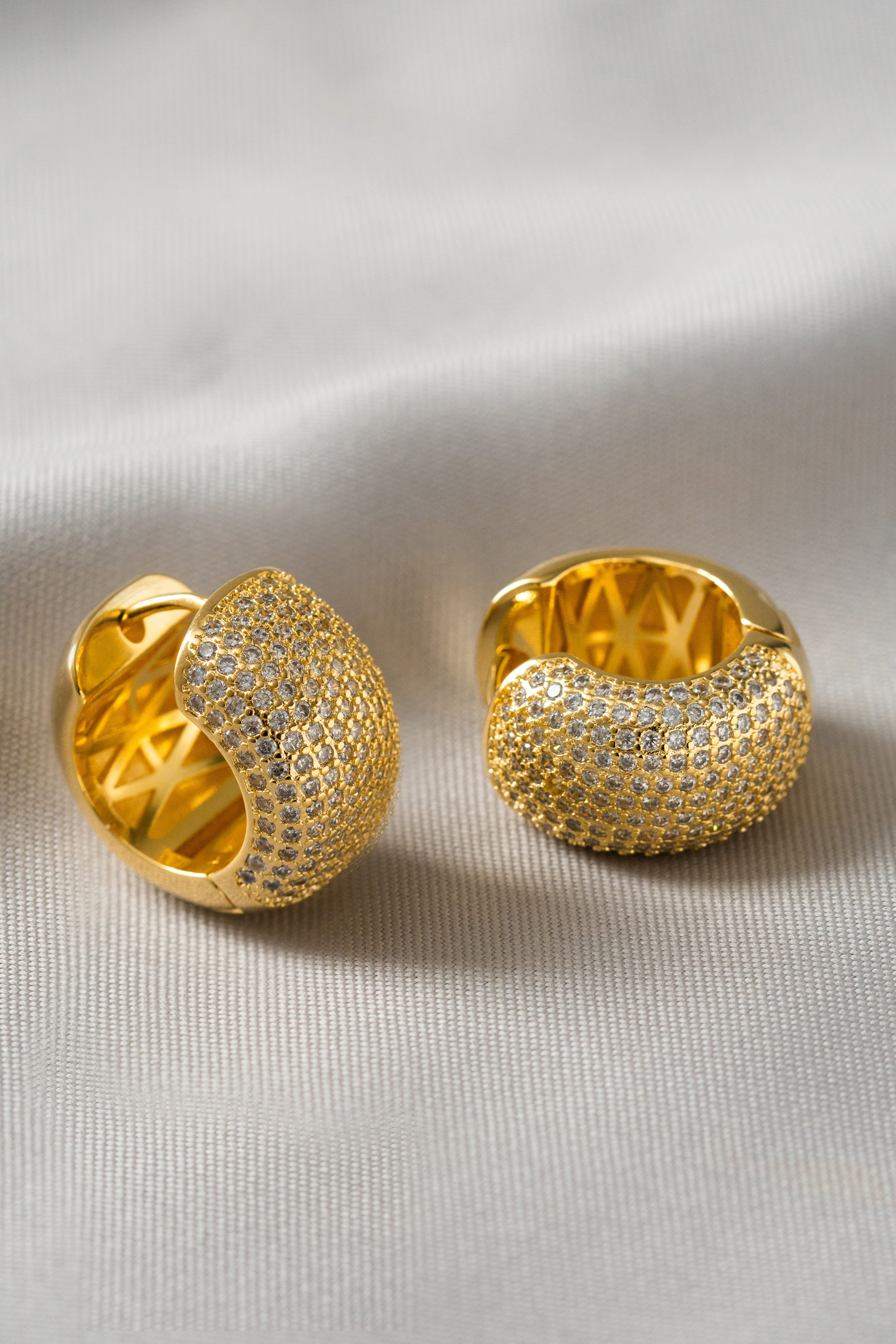 BRINCO ARGOLA MICRO ZIRCONIA DOURADO