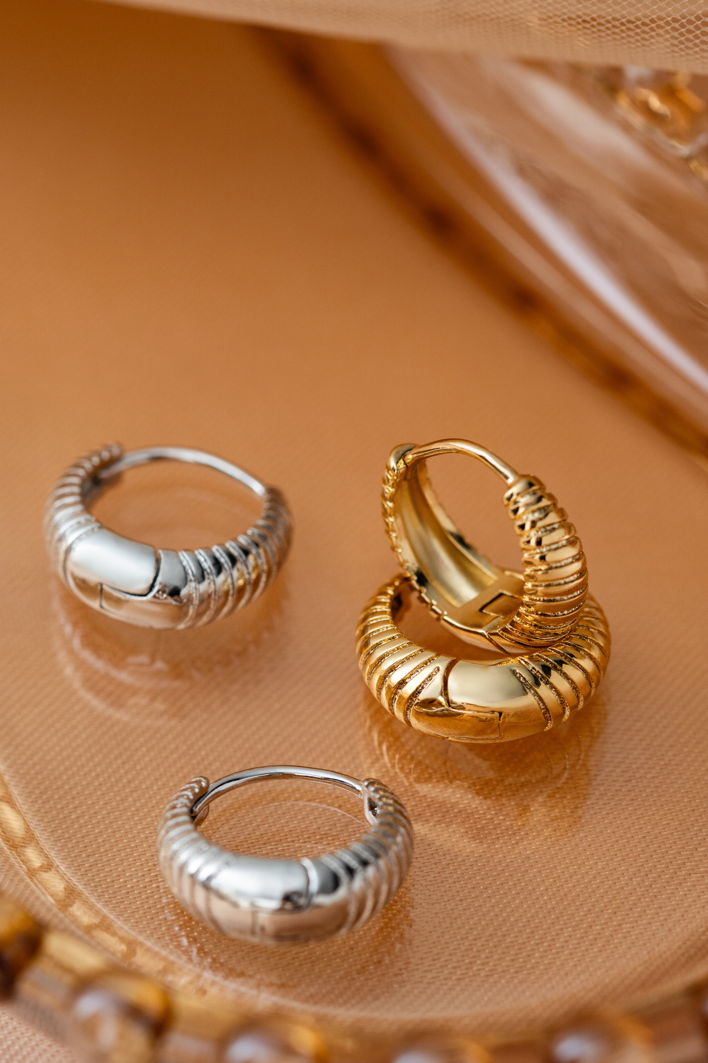BRINCO ARGOLA DETALHADA LISA DOURADO