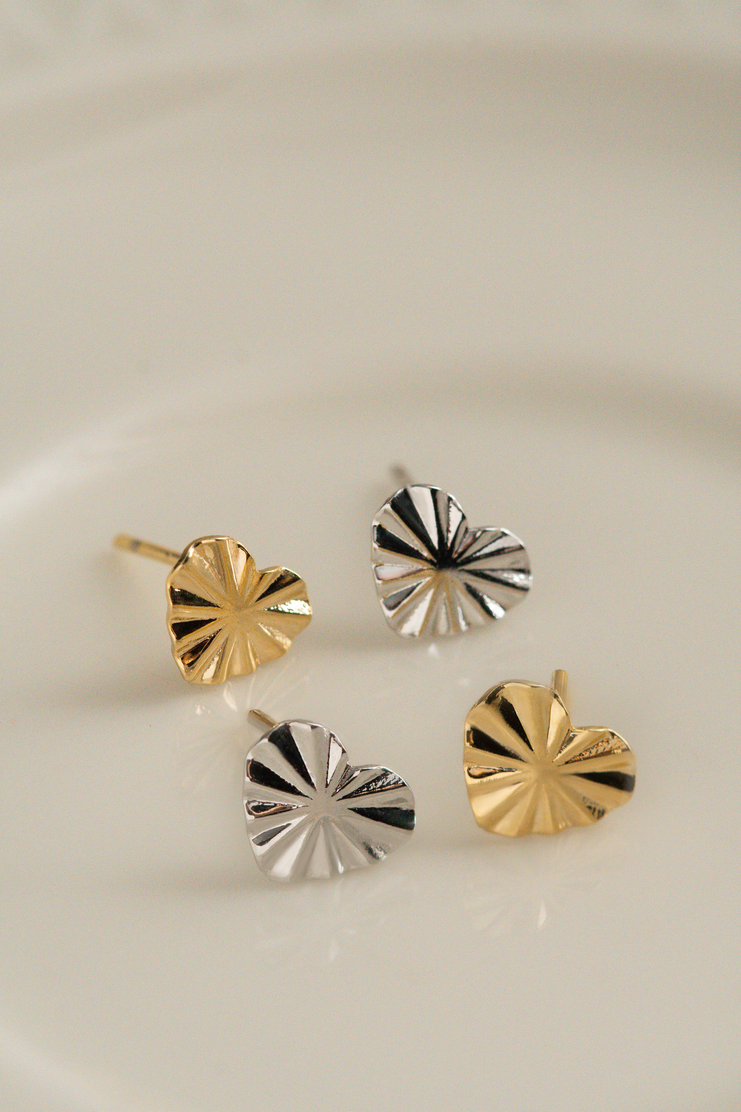 BRINCO CORACAO DETALHADO LISO DOURADO