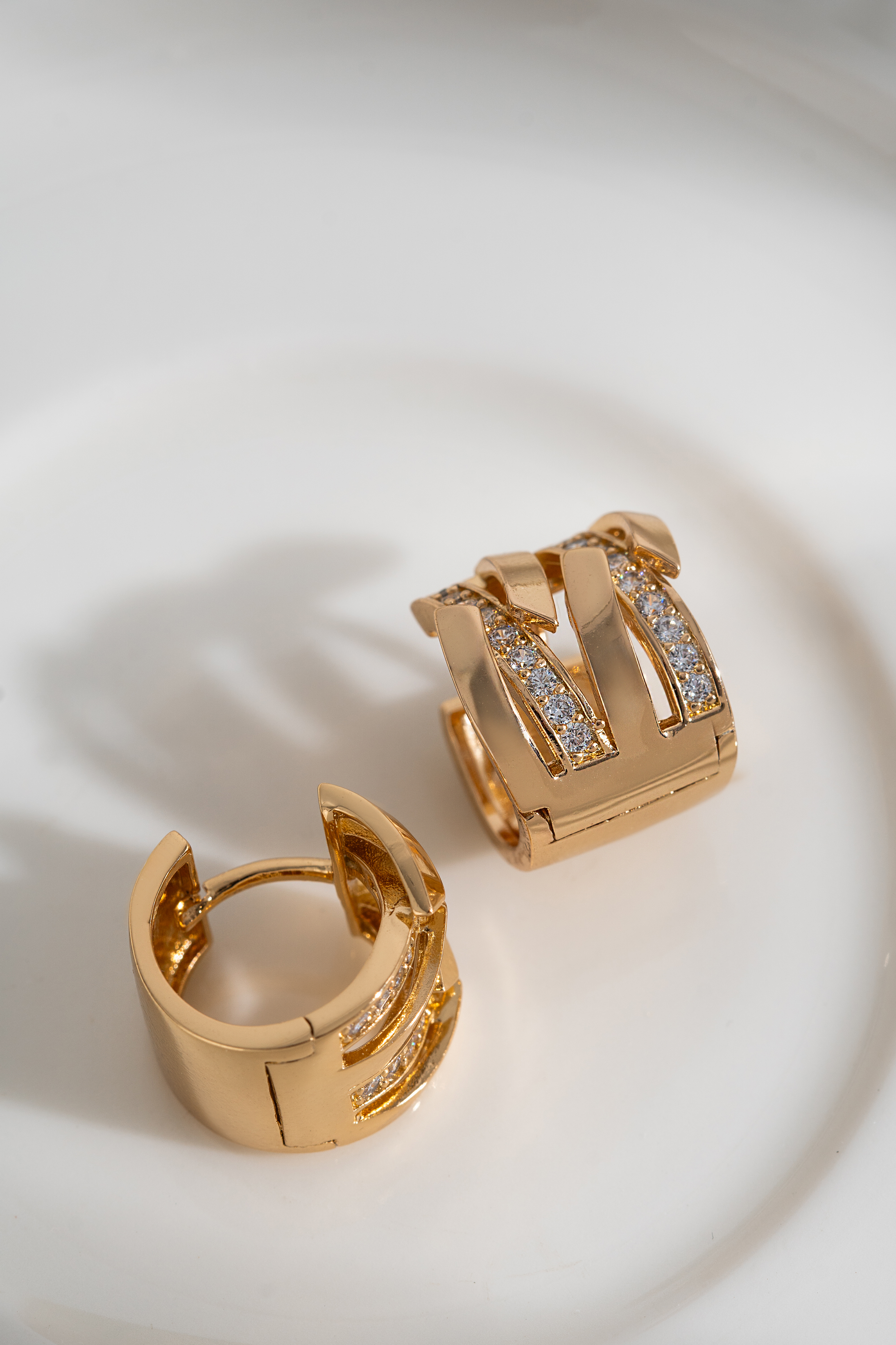BRINCO ARGOLA MICRO ZIRCONIA DOURADO