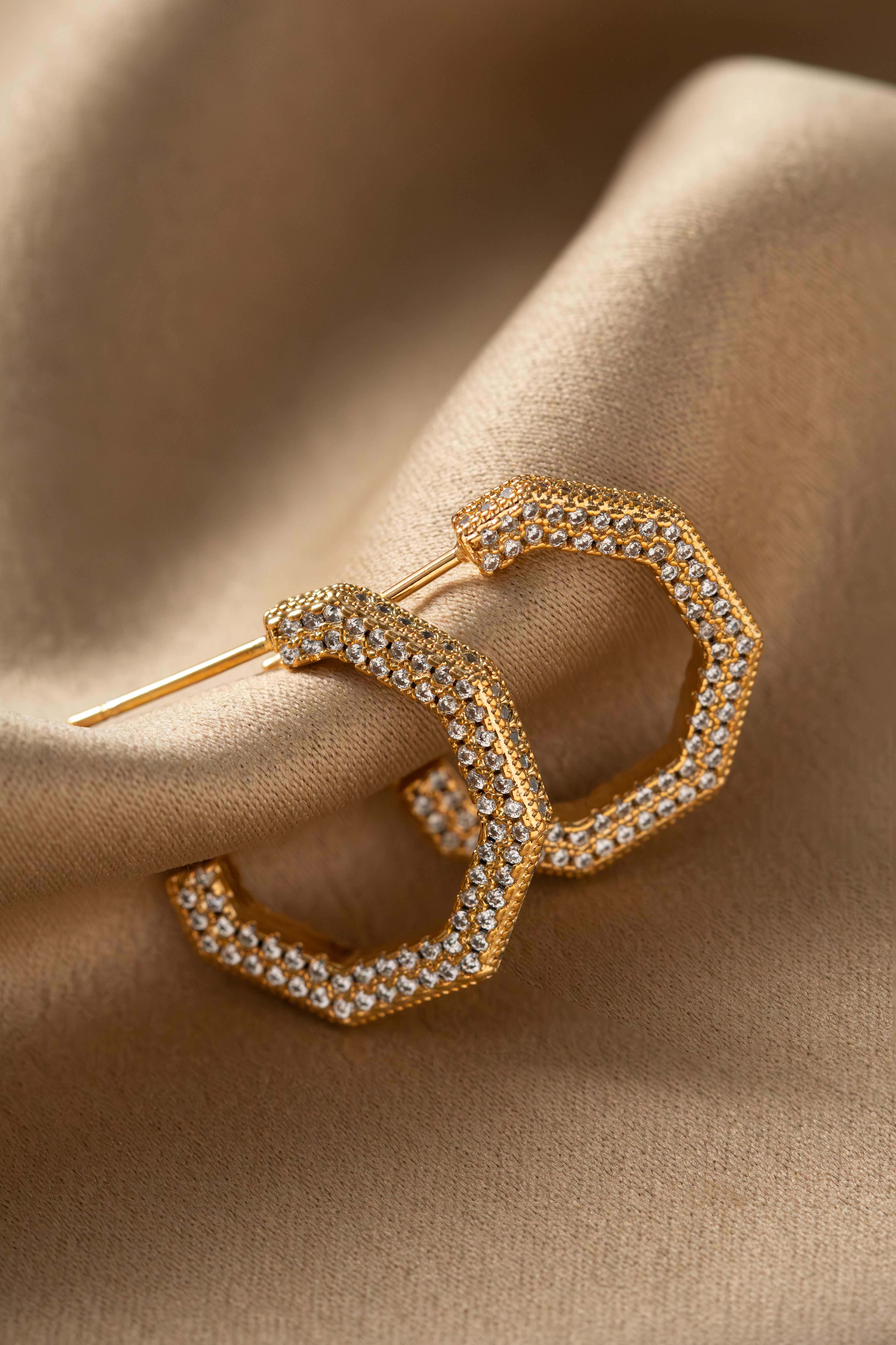 BRINCO ARGOLA MICRO ZIRCONIA DOURADO