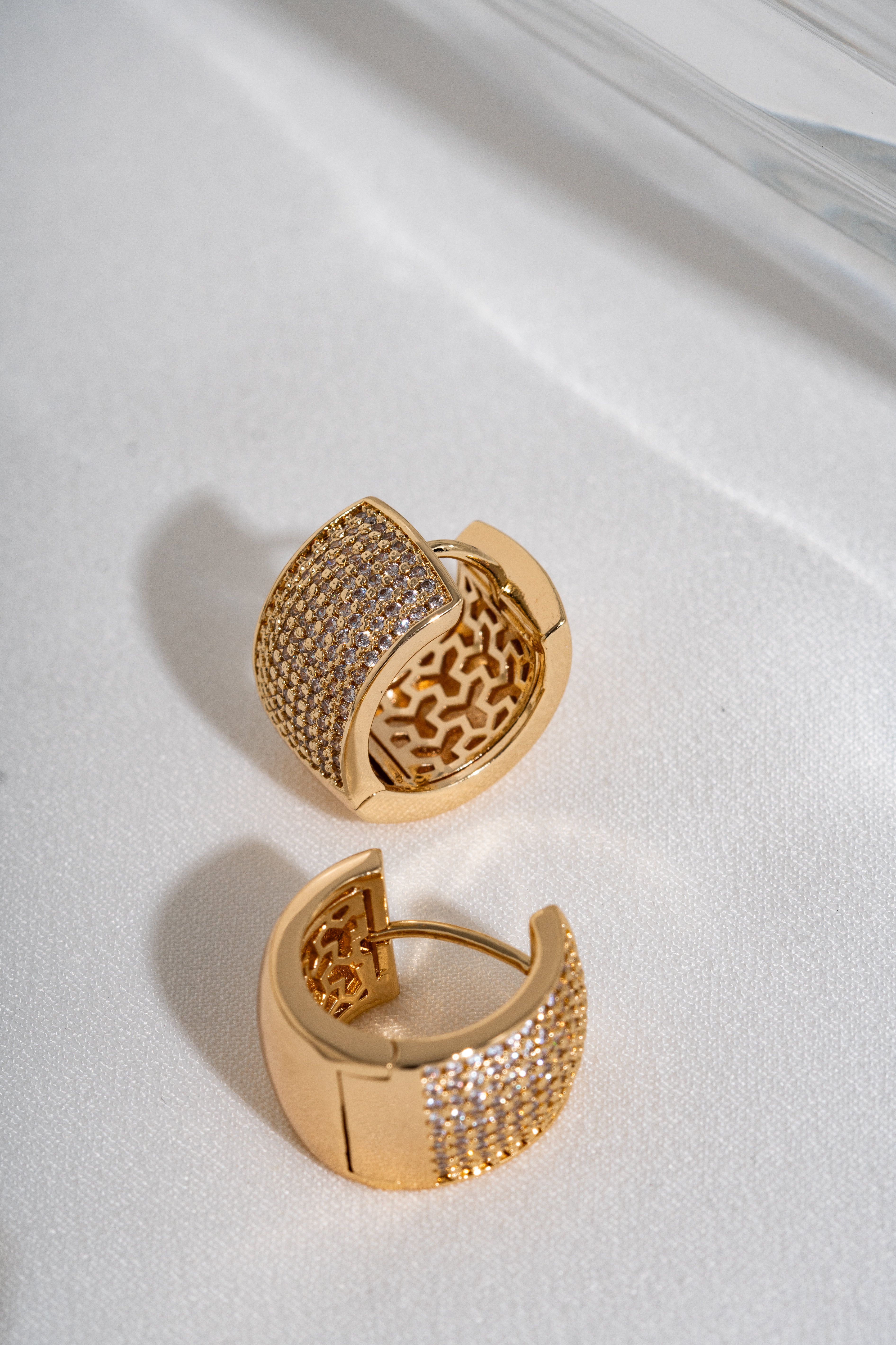 BRINCO ARGOLA MICRO ZIRCONIA DOURADO