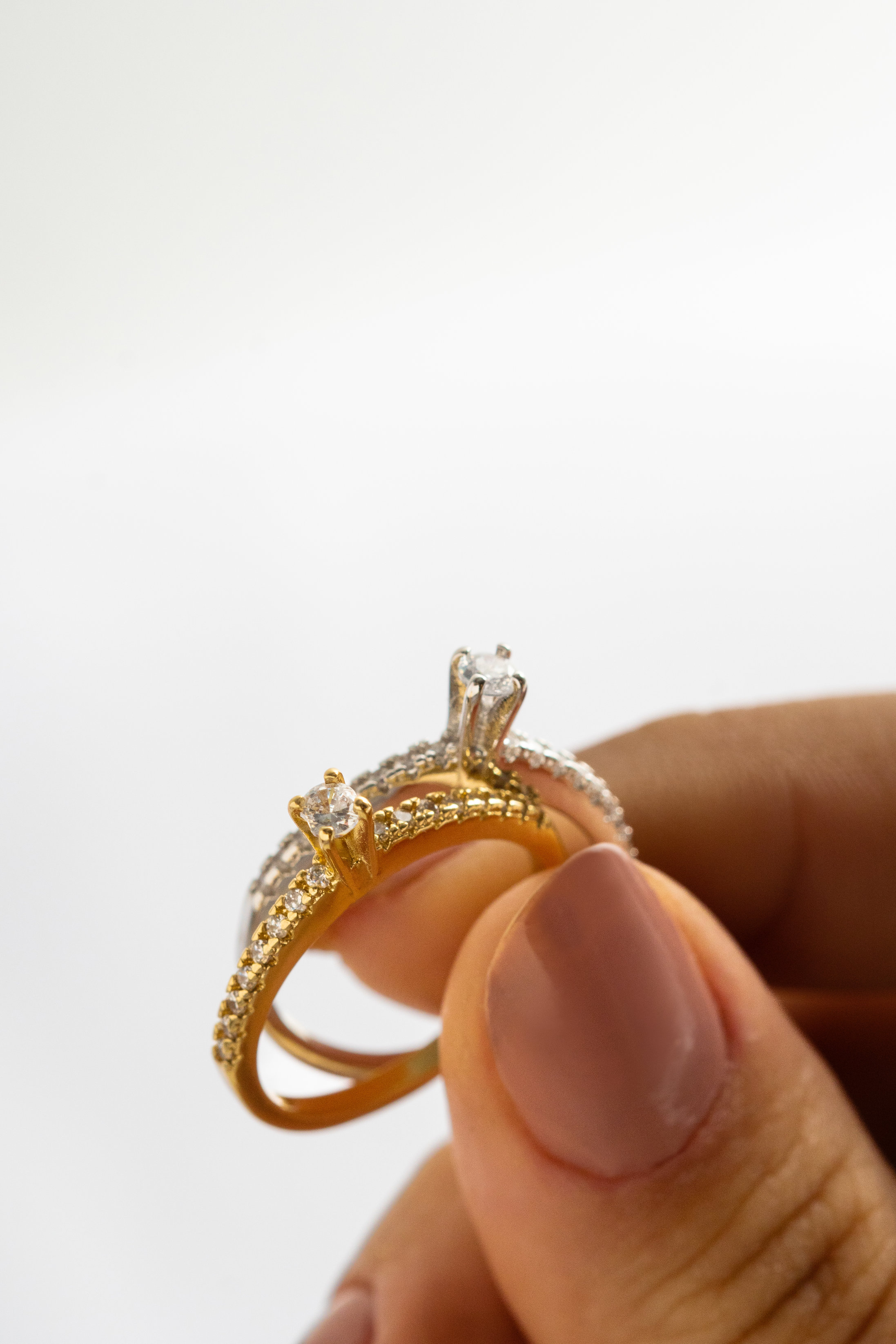 ANEL SOLITARIO CRAVEJADO CRISTAL DOURADO