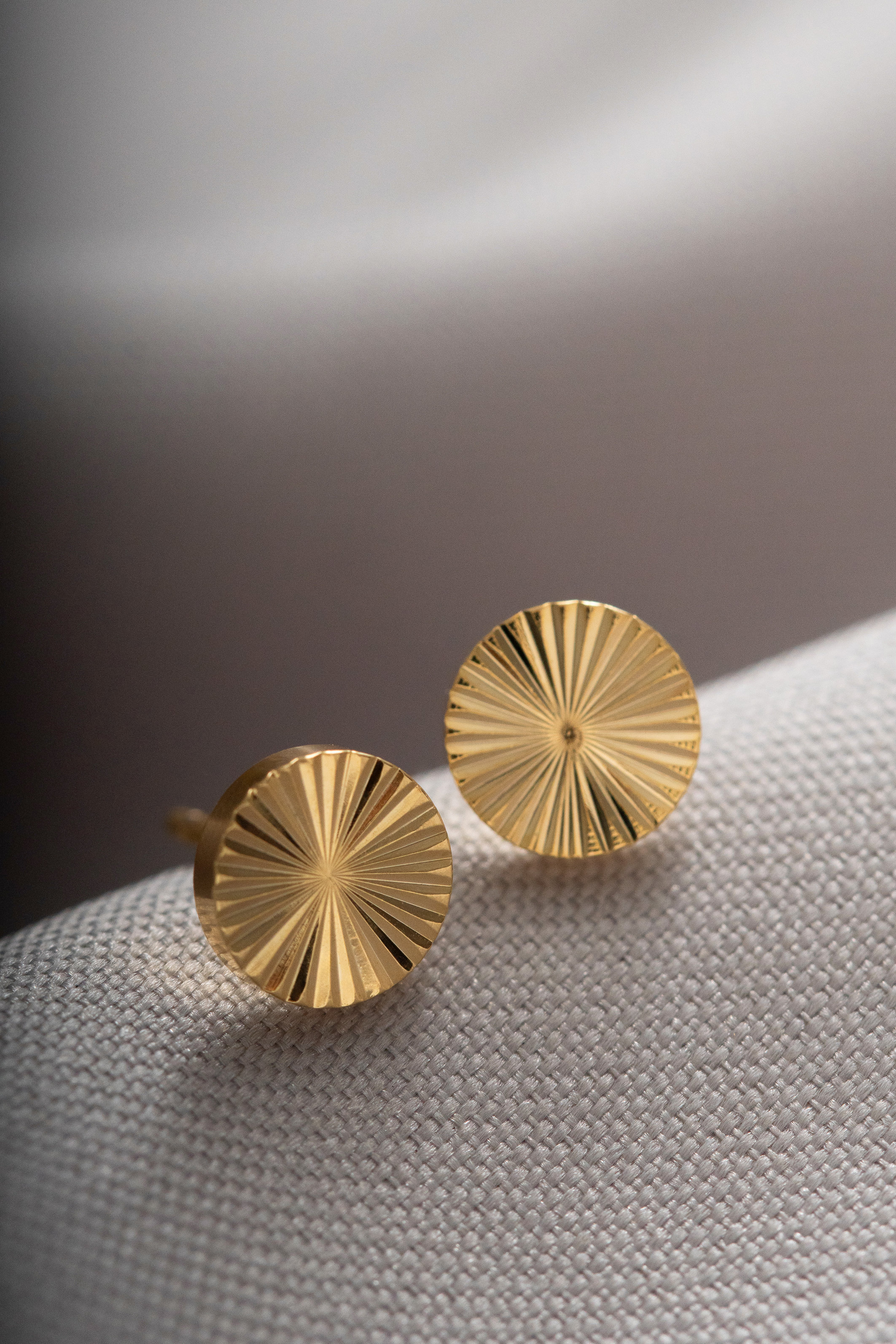 BRINCO REDONDO DETALHADO LISO DOURADO
