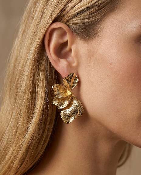 BRINCO FLOR LISO DOURADO