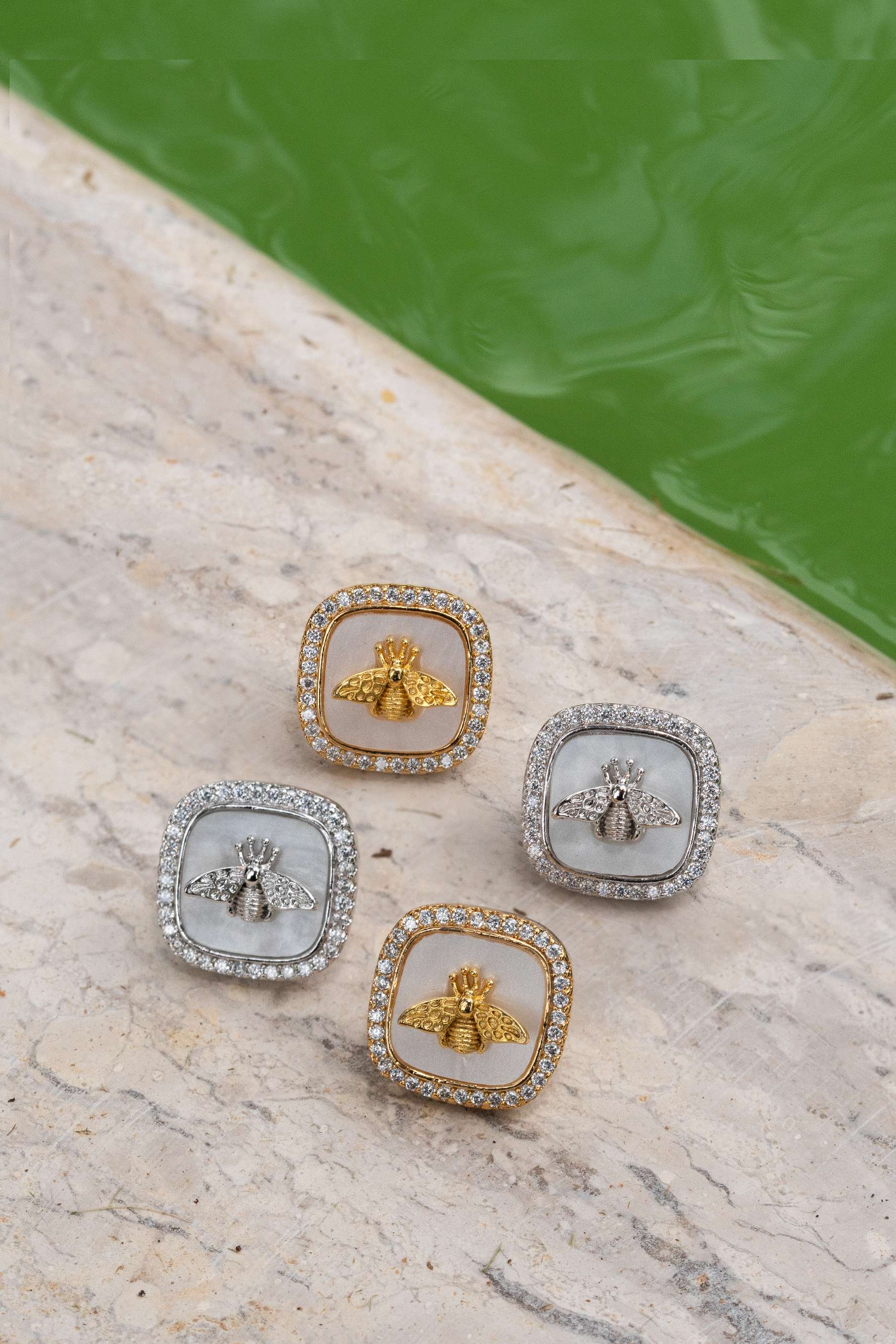 BRINCO QUADRADO MADREPEROLA INSETO MICRO ZIRCONIA DOURADO